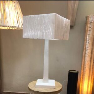 ABAJUR COM CÚPULA QUADRADA PARA QUARTO