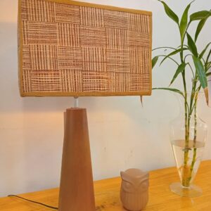 ABAJUR DE MADEIRA E PALHA PARA QUARTO